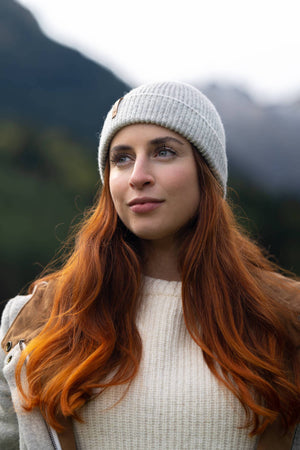 bonnet femme éthique et responsable, gris clair, en laine des Pyrénées et coton recyclé ♻️, made in France 🇫🇷, maison izard