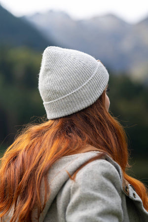 bonnet femme éthique et responsable, gris clair, en laine des Pyrénées et coton recyclé ♻️, made in France 🇫🇷, maison izard