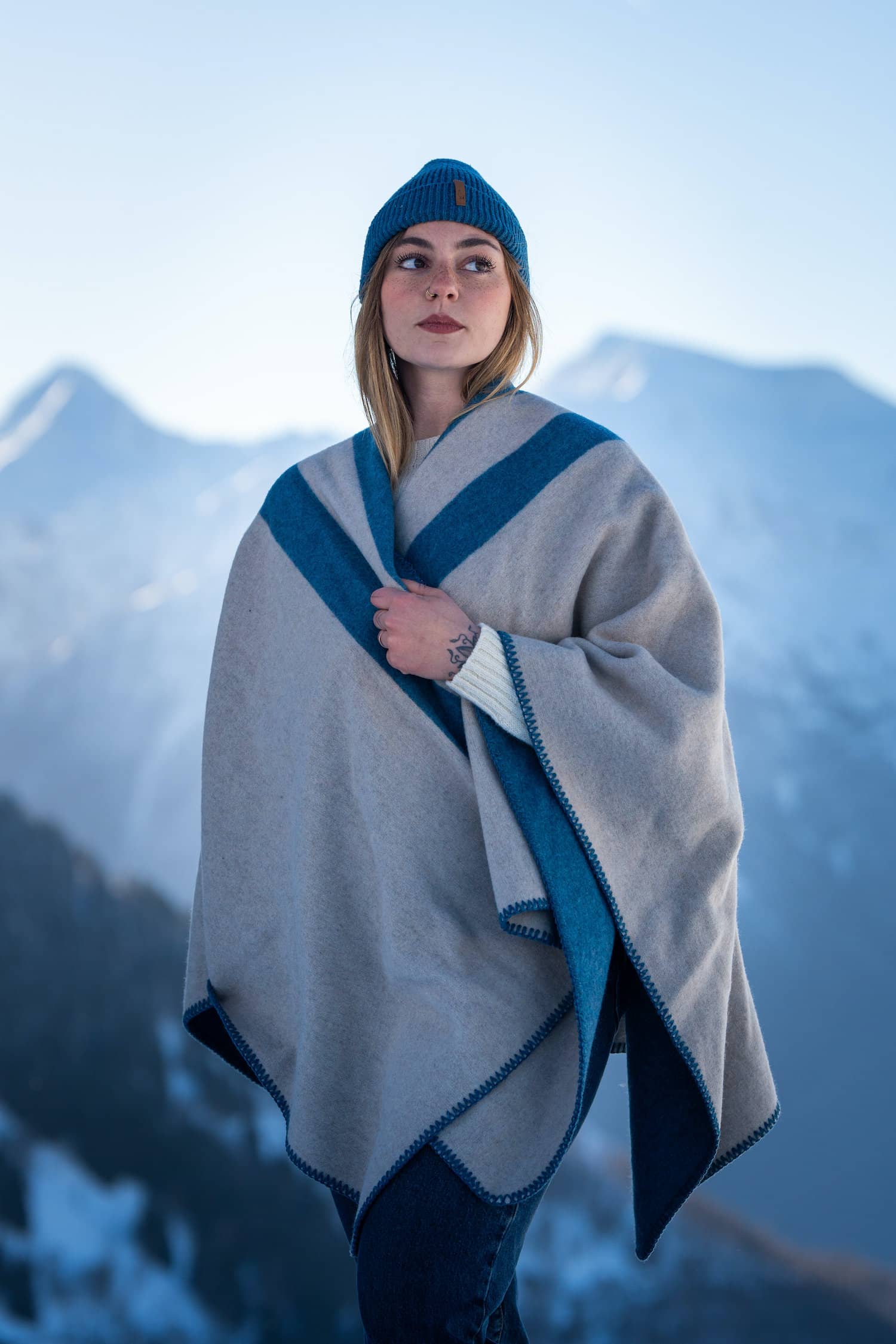 Cape poncho réversible rayée femme éthique et responsable, en laine recyclée, made in France, bleu océan et beige ficelle, maison izard