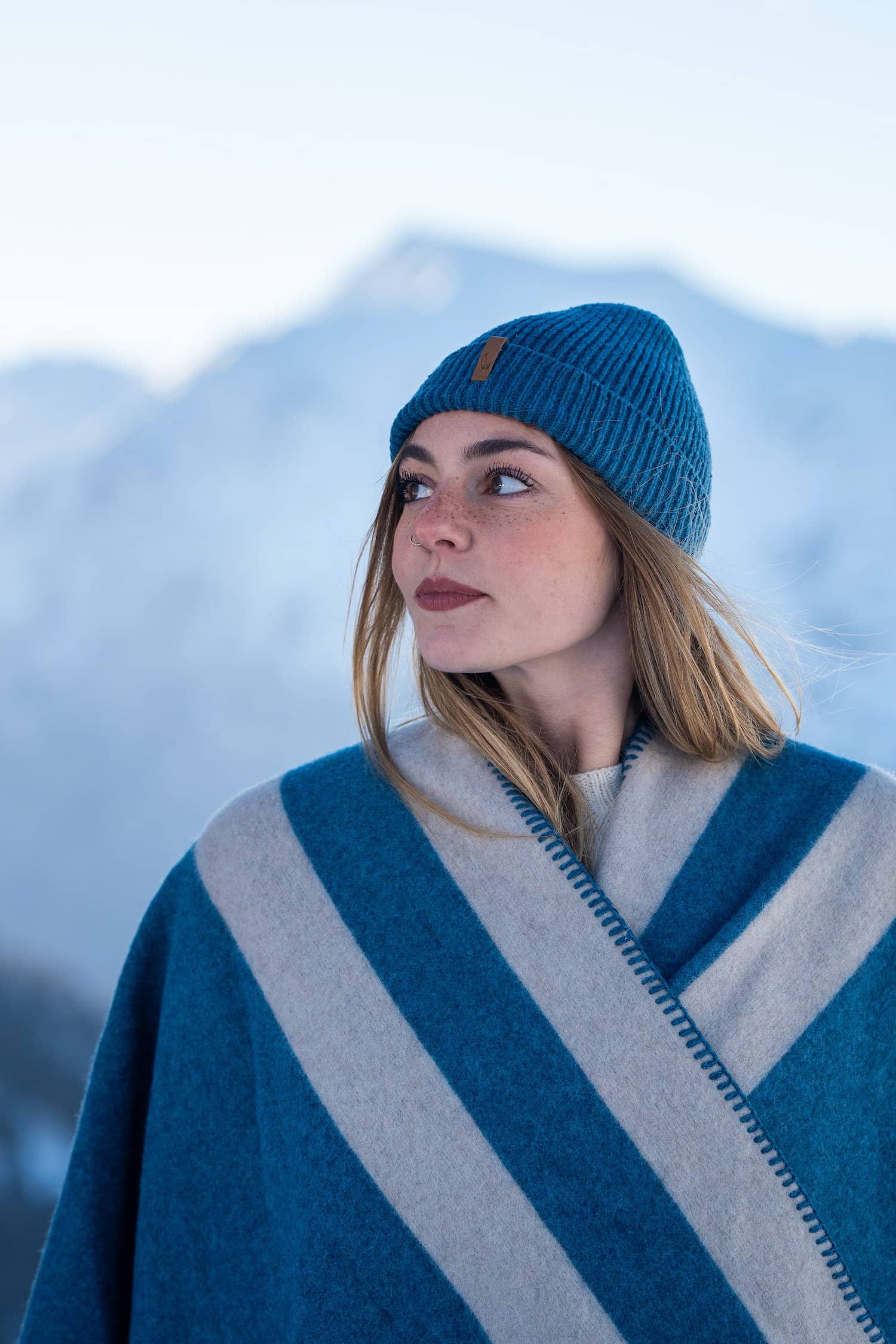 Cape poncho réversible rayée femme éthique et responsable, en laine recyclée, made in France, bleu océan et beige ficelle, maison izard