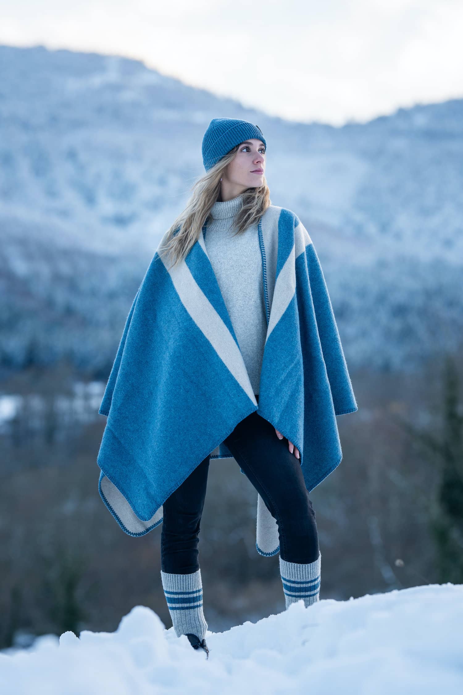Cape poncho réversible rayée femme éthique et responsable, en laine recyclée, made in France, bleu océan et beige ficelle, maison izard