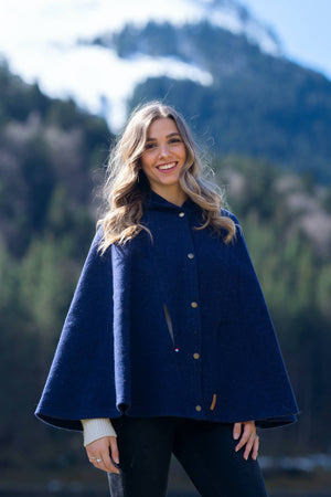 Cape femme éthique et responsable, bleu marine, en laine des Pyrénées, made in France, maison izard
