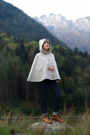 Cape femme éthique et responsable, gris clair, en laine des Pyrénées, made in France, maison izard