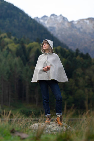 Cape femme éthique et responsable, gris clair, en laine des Pyrénées, made in France, maison izard