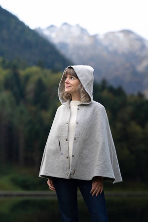 Cape femme éthique et responsable, gris clair, en laine des Pyrénées, made in France, maison izard