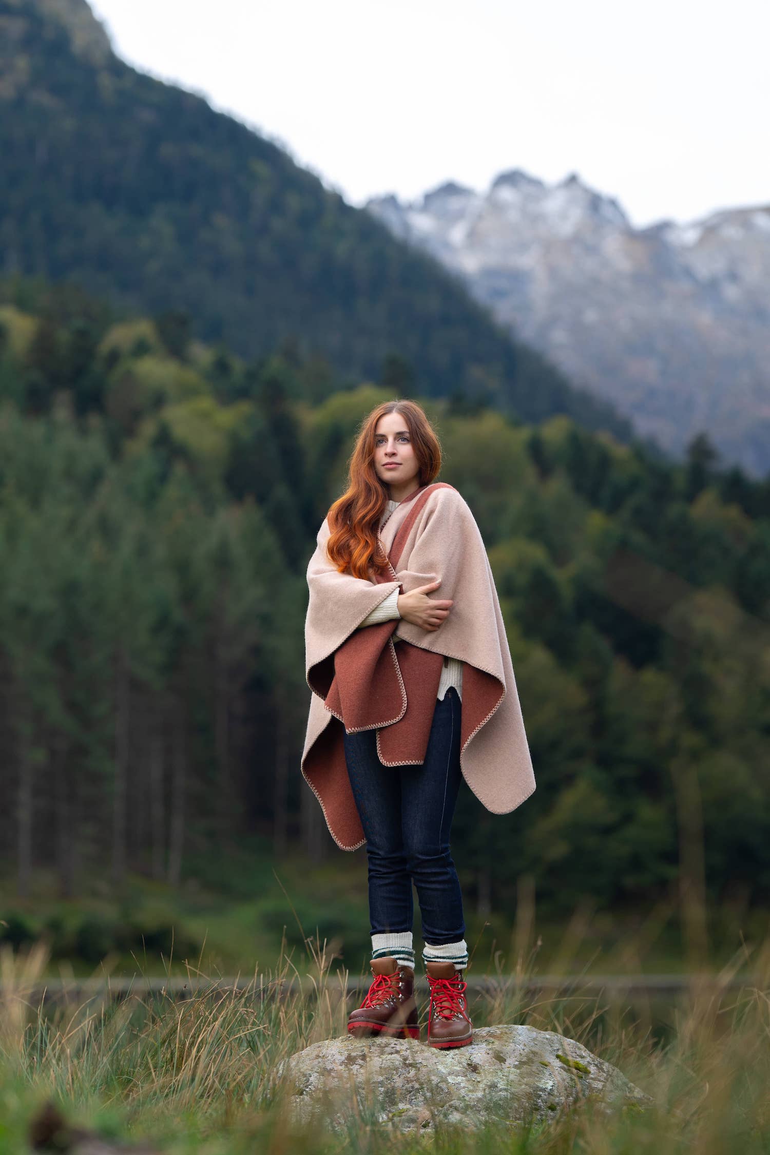 Cape poncho réversible rayée femme éthique et responsable, en laine recyclée, made in France, cognac rouge brique rouille et beige ficelle, maison izard