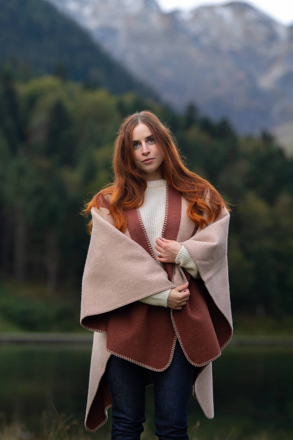 Cape poncho réversible rayée femme éthique et responsable, en laine recyclée, made in France, cognac rouge brique rouille et beige ficelle, maison izard
