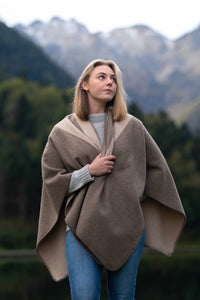 Cape poncho réversible rayée femme éthique et responsable, en laine recyclée, made in France, beige ficelle et marron zinc, maison izard