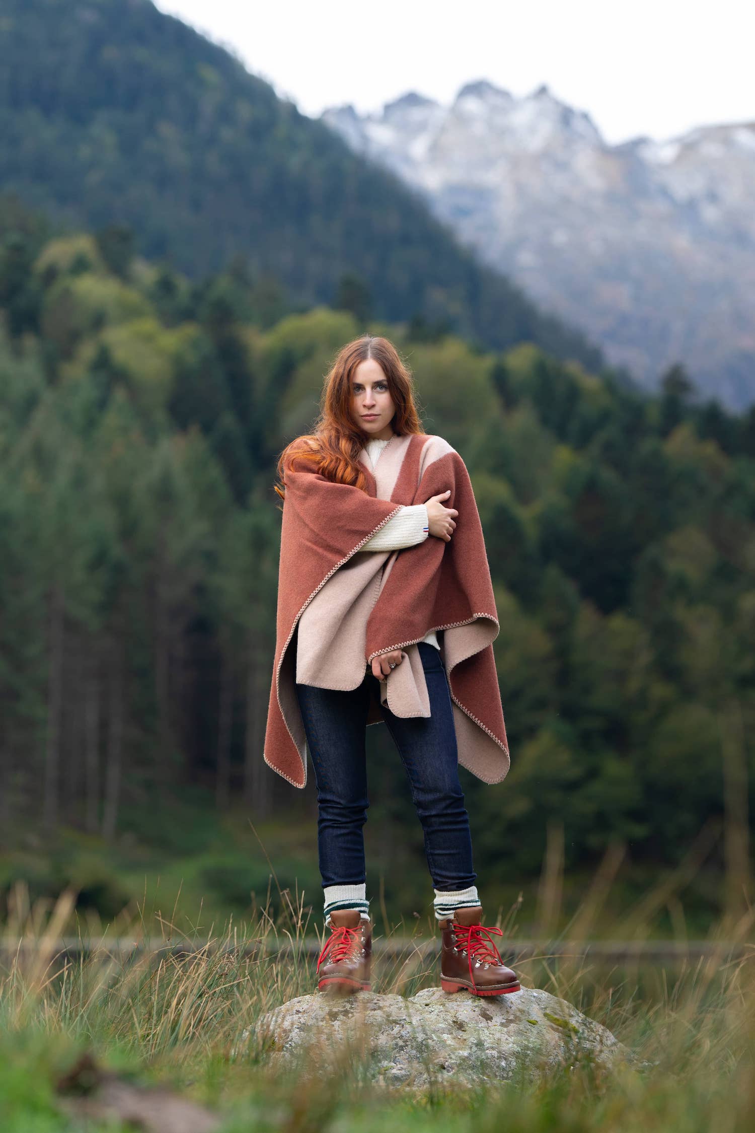 Cape poncho réversible rayée femme éthique et responsable, en laine recyclée, made in France, cognac rouge brique rouille et beige ficelle, maison izard