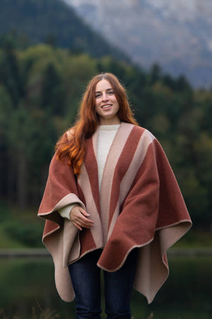 Cape poncho réversible rayée femme éthique et responsable, en laine recyclée, made in France, cognac rouge brique rouille et beige ficelle, maison izard