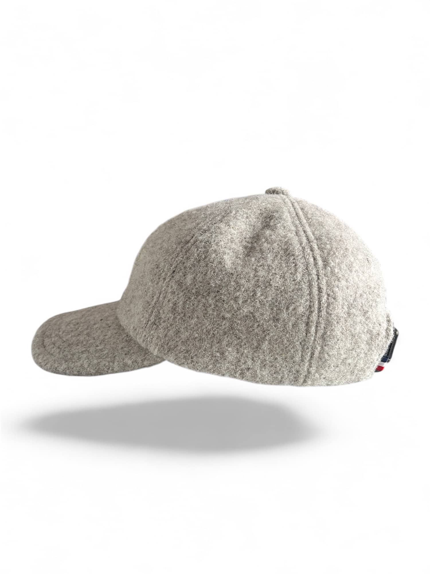 Casquette d'hiver mixte, en taille unique réglable, en laine naturelle des Pyrénées gris clair, artisanat made in france.