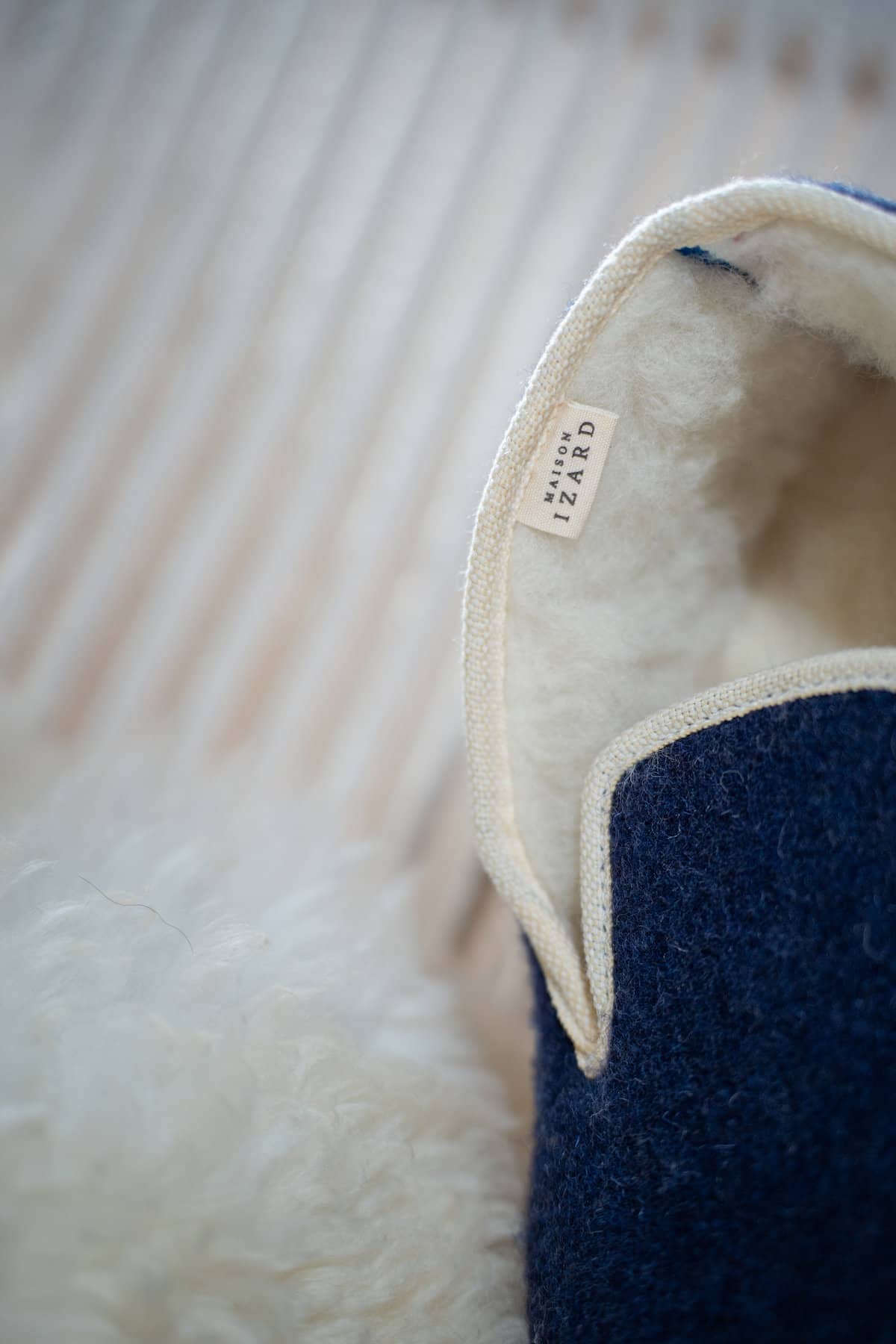 Véritables charentaises mixte en 100% laine naturelle française, bleu marine, écru, made in france, maison izard x Rivalin