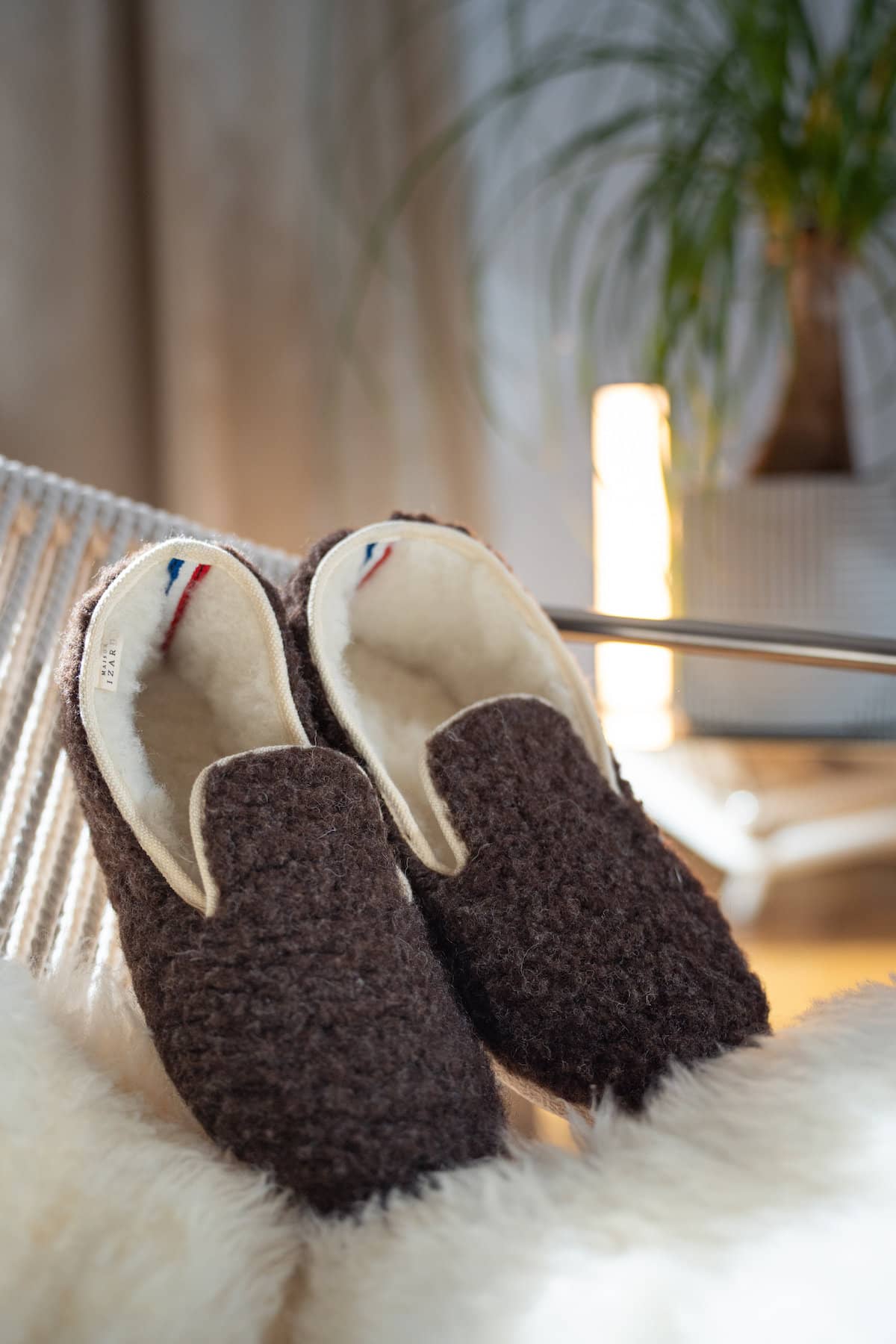 Véritables charentaises mixte en 100% laine naturelle française,toison mouton marron brun et écru, made in france, maison izard x Rivalin