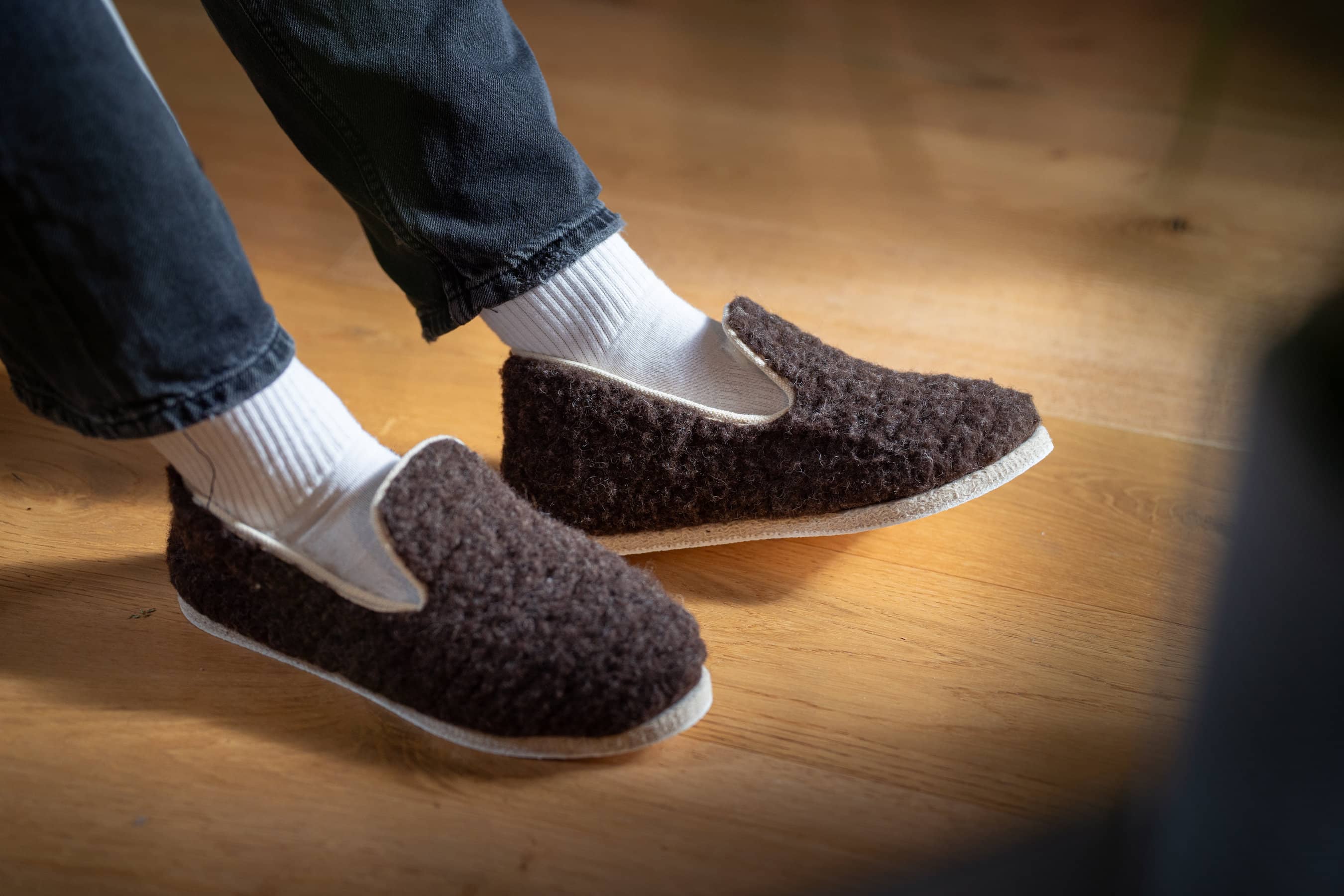 Véritables charentaises mixte en 100% laine naturelle française,toison mouton marron brun et écru, made in france, maison izard x Rivalin