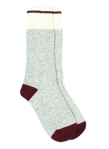 chaussettes éthiques et responsables, gris clair écru et rouge bordeaux, en laine des Pyrénées et coton recyclé ♻️, made in France 🇫🇷, maison izard