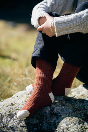 chaussettes en laine éthiques et responsables, cognac et blanc écru, laine des Pyrénées et coton recyclé, made in France, maison izard