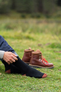 chaussettes en laine éthiques et responsables, noir et cognac, en laine des Pyrénées et coton recyclé, made in France, maison izard