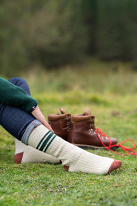 chaussettes tricolores en laine éthiques et responsables, blanc écru, vert sapin et cognac, laine des Pyrénées et coton recyclé, made in France, maison izard
