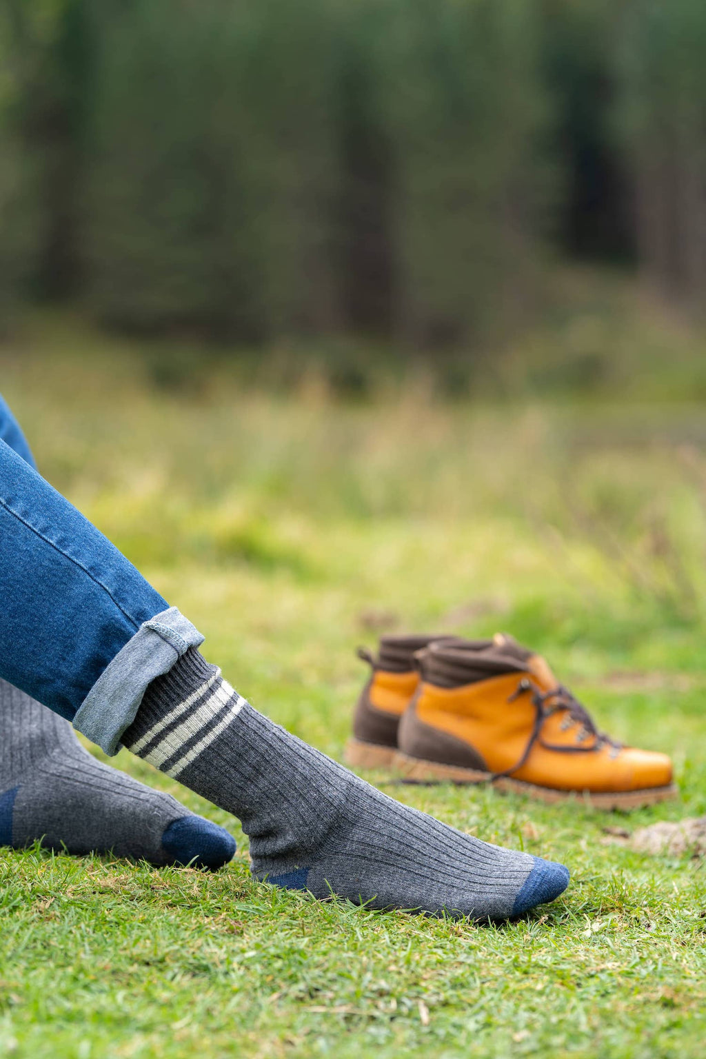 chaussettes tricolores en laine éthiques et responsables, gris anthracite, blanc écru et bleu, laine des Pyrénées et coton recyclé, made in France, maison izard