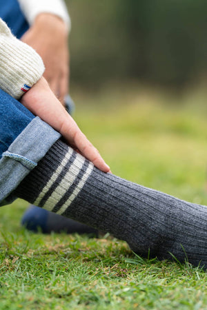 chaussettes tricolores en laine éthiques et responsables, gris anthracite, blanc écru et bleu, laine des Pyrénées et coton recyclé, made in France, maison izard