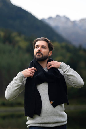 écharpe homme éthique et responsable, noir, en laine des Pyrénées et coton recyclé, made in France, maison izard