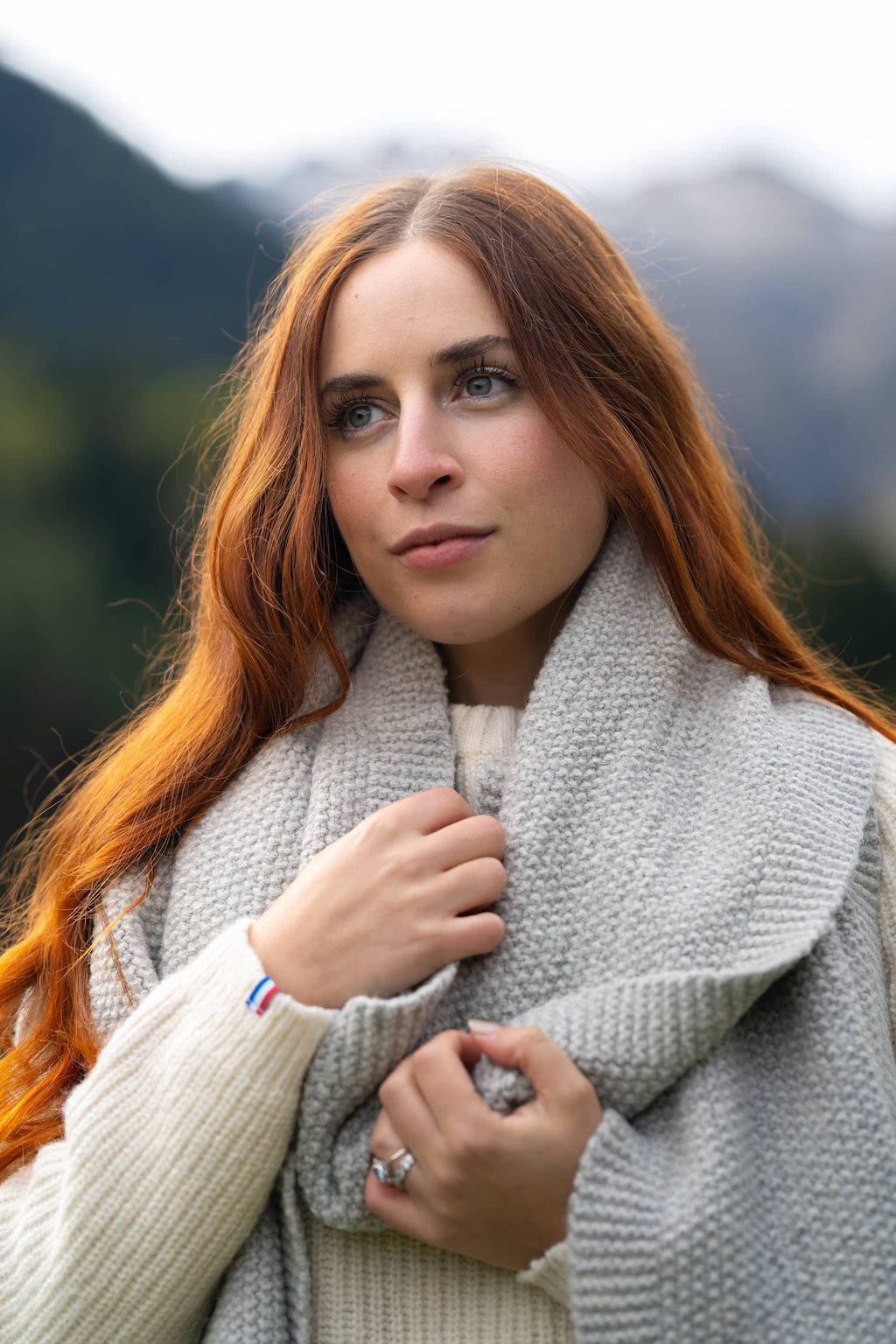 écharpe femme éthique et responsable, gris clair en laine des Pyrénées et coton recyclé ♻️, made in France 🇫🇷, maison izard