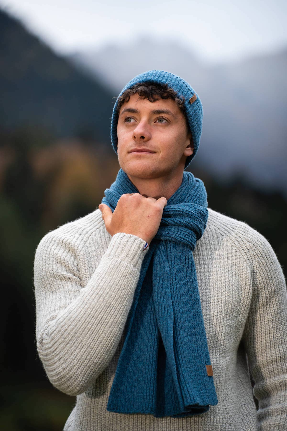 Echarpe, étole, Laneya pour femme et homme (mixte), bleu océan, presque bleu jeans, en laine naturelle des pyrénées et coton recyclé, maison izard, artisanat made in france.