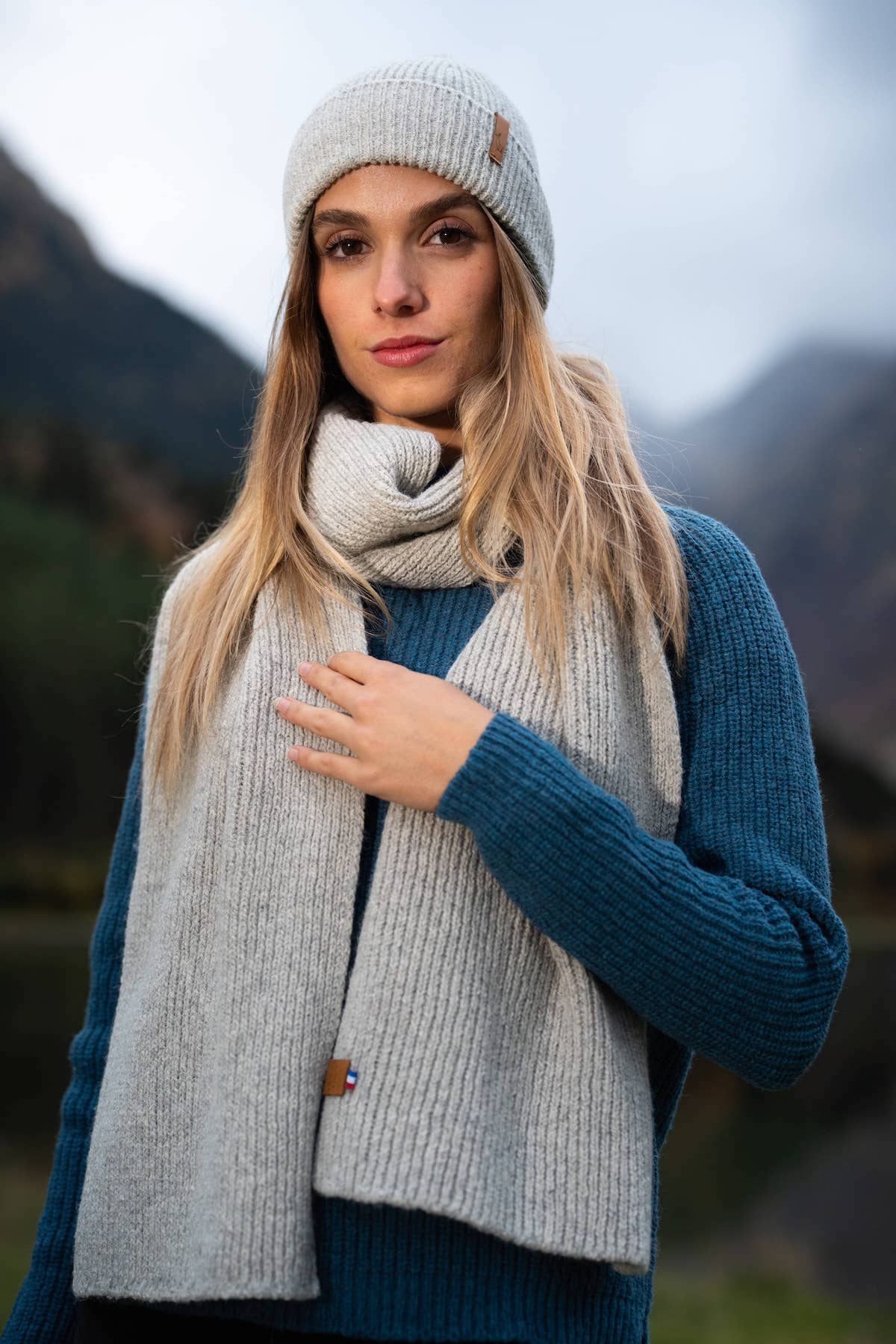 Echarpe, étole, Laneya pour femme et homme (mixte), grise clair, en laine naturelle des pyrénées et coton recyclé, maison izard, artisanat made in france.