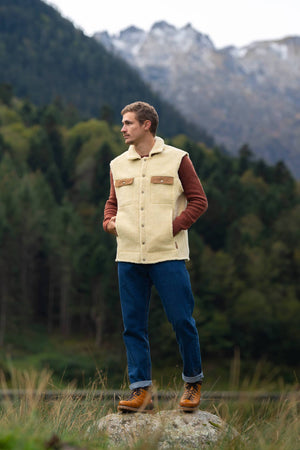 gilet sans manches moumoute, toison, mouton,éthique et responsable, laine des Pyrénées, blanc écru, made in France, Maison Izard