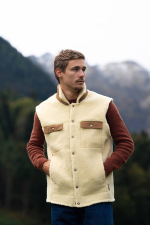 gilet sans manches moumoute, toison, mouton,éthique et responsable, laine des Pyrénées, blanc écru, made in France, Maison Izard