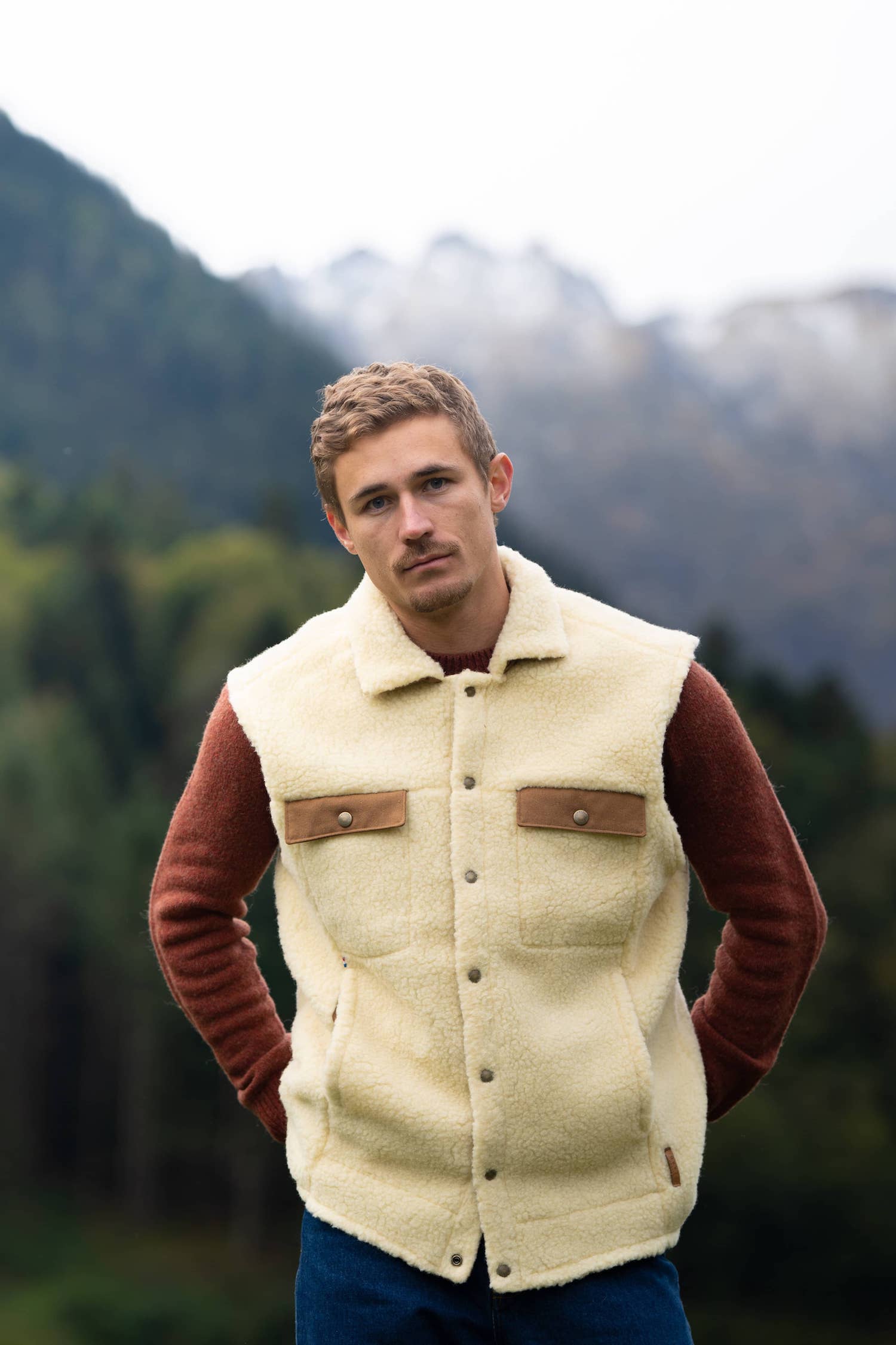 gilet sans manches moumoute, toison, mouton,éthique et responsable, laine des Pyrénées, blanc écru, made in France, Maison Izard