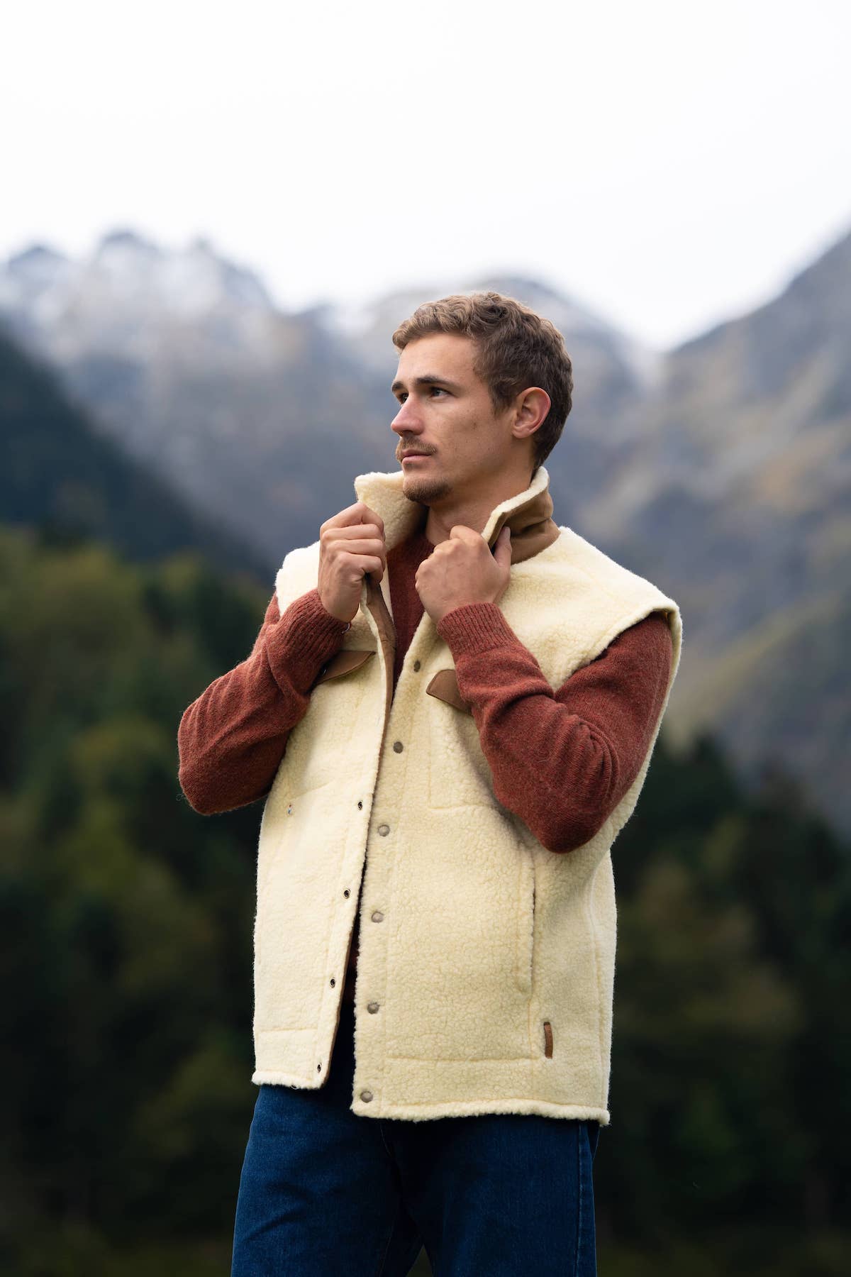 gilet sans manches moumoute, toison, mouton,éthique et responsable, laine des Pyrénées, blanc écru, made in France, Maison Izard