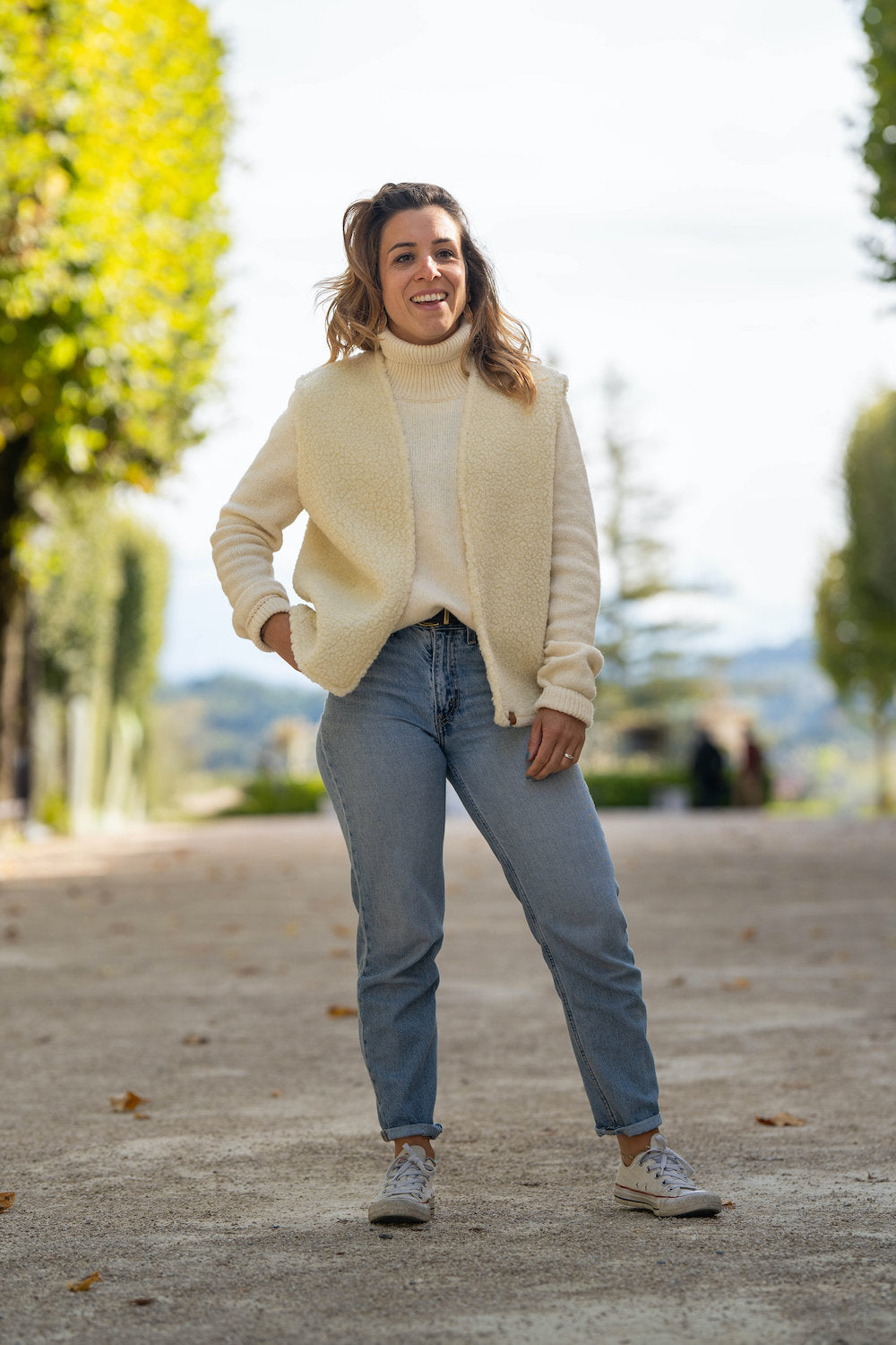 gilet de berger en mouton blanc écru, sans manche, femme, laine naturelle des pyrénées françaises, artisanat made in france, maison izard