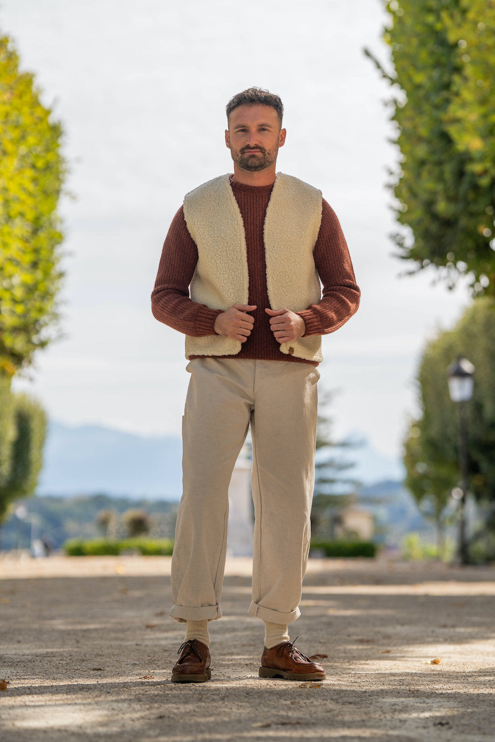 gilet de berger en mouton blanc écru, sans manche, homme, laine naturelle des pyrénées françaises, artisanat made in france, maison izard