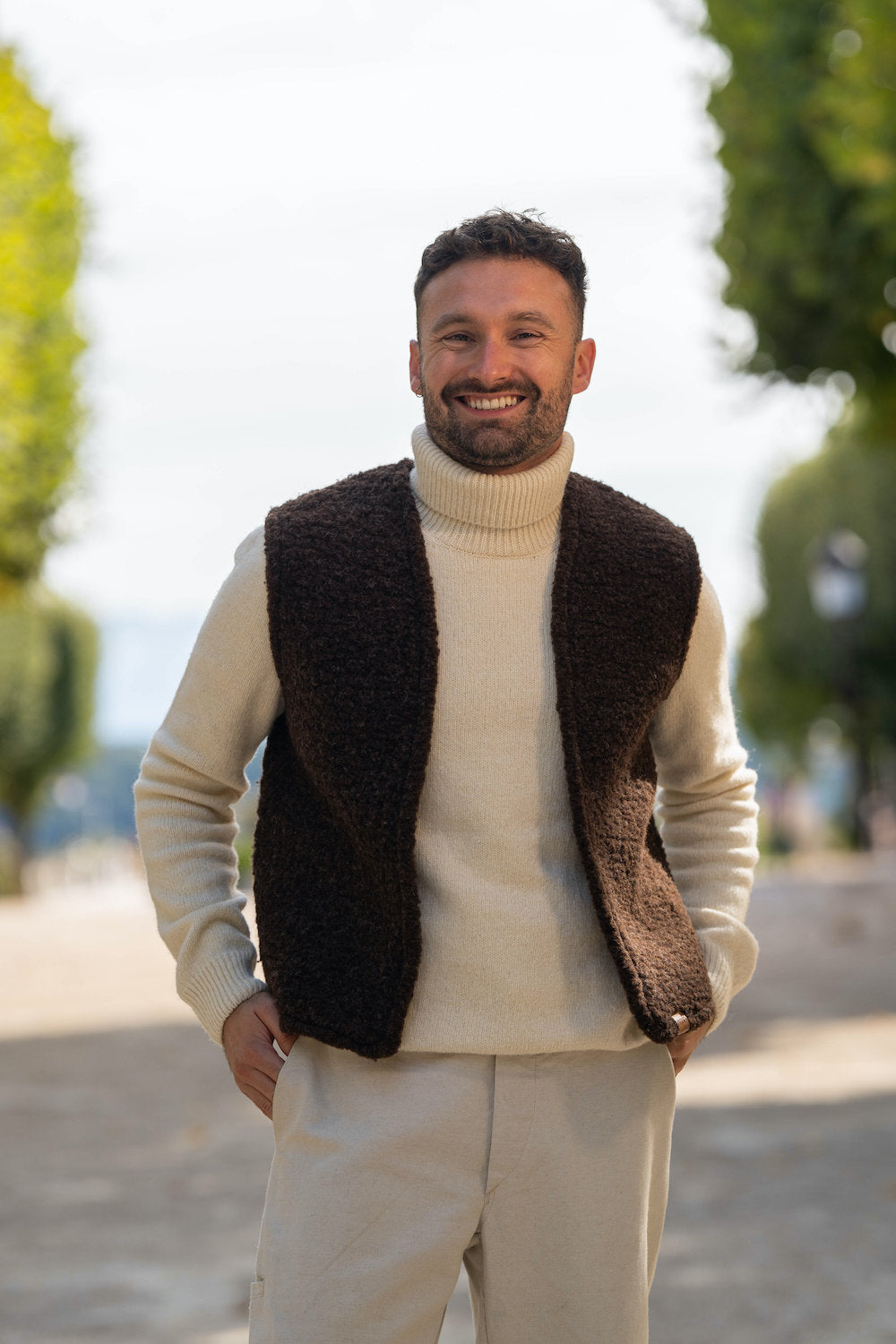 gilet de berger en mouton marron, sans manche, homme, laine naturelle des pyrénées françaises, artisanat made in france, maison izard