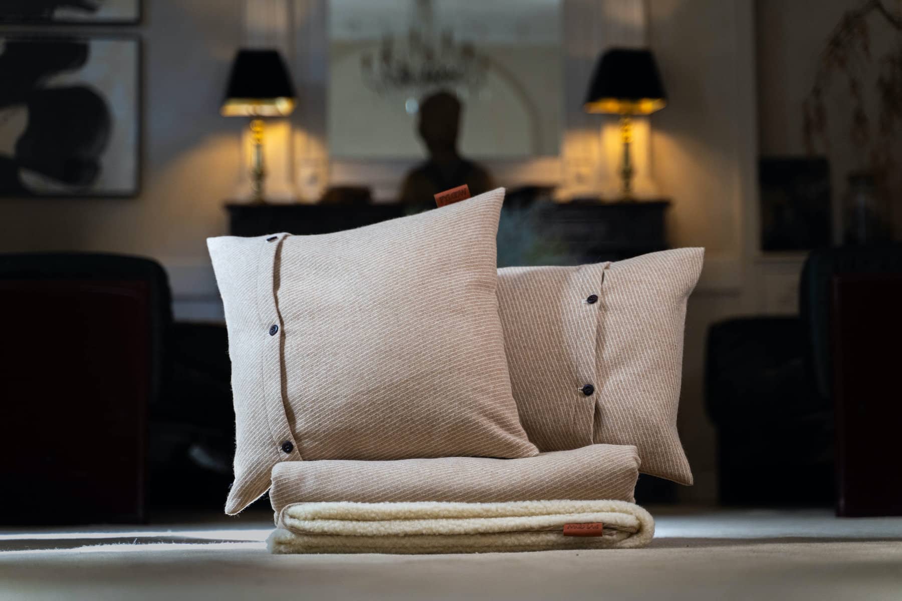 plaid et coussins assortis, tissu rayé beige, laine des Pyrénées, salon et canapé, made in France, pyloow, maison izard