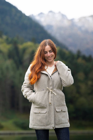 Manteau parka femme éthique et responsable ♻️, gris clair, en 100% laine des Pyrénées et doubure coton, déperlant, capuche, made in France 🇫🇷, maison izard.