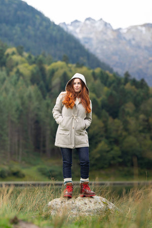 Manteau parka femme éthique et responsable ♻️, gris clair, en 100% laine des Pyrénées et doubure coton, déperlant, capuche, made in France 🇫🇷, maison izard.