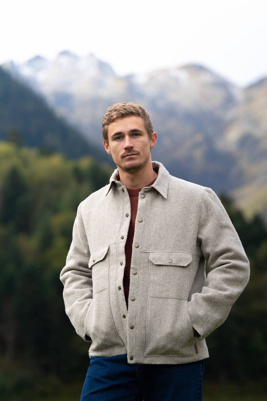 Manteau veste homme éthique et responsable ♻️, gris clair, en 100% laine des Pyrénées et doubure coton, déperlant, made in France 🇫🇷, maison izard.
