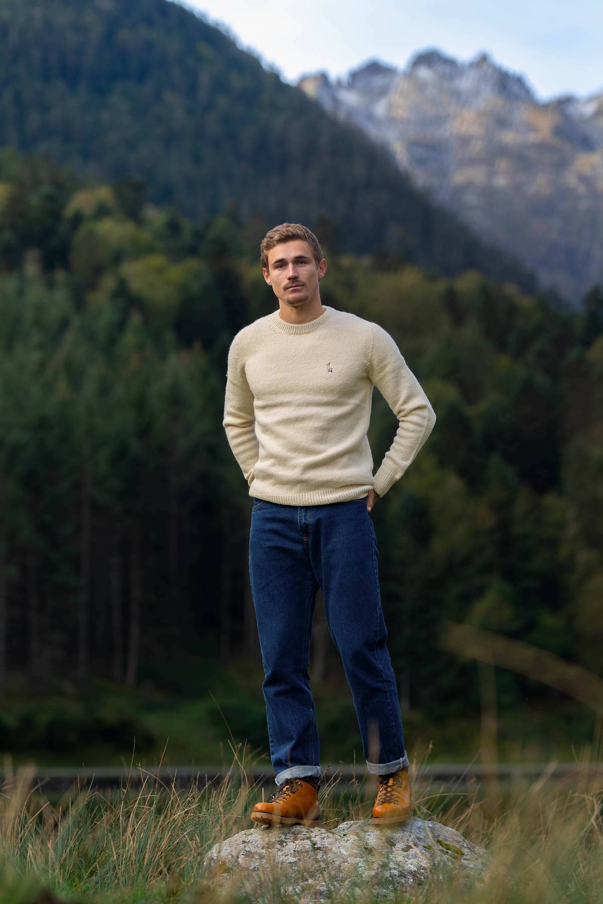 pull éthique homme col rond blanc écru en laine naturelle des Pyrénées et coton recyclé, artisanat made in France, maison izard