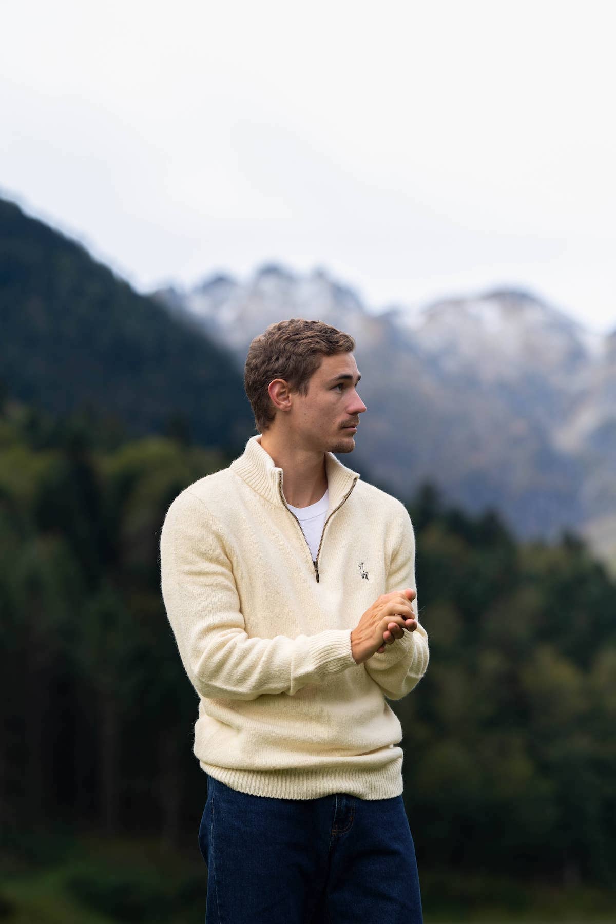 pull éthique homme col camionneur montant, blanc écru, en laine naturelle des Pyrénées françaises, et coton recyclé, artisanat made in France, maison izard