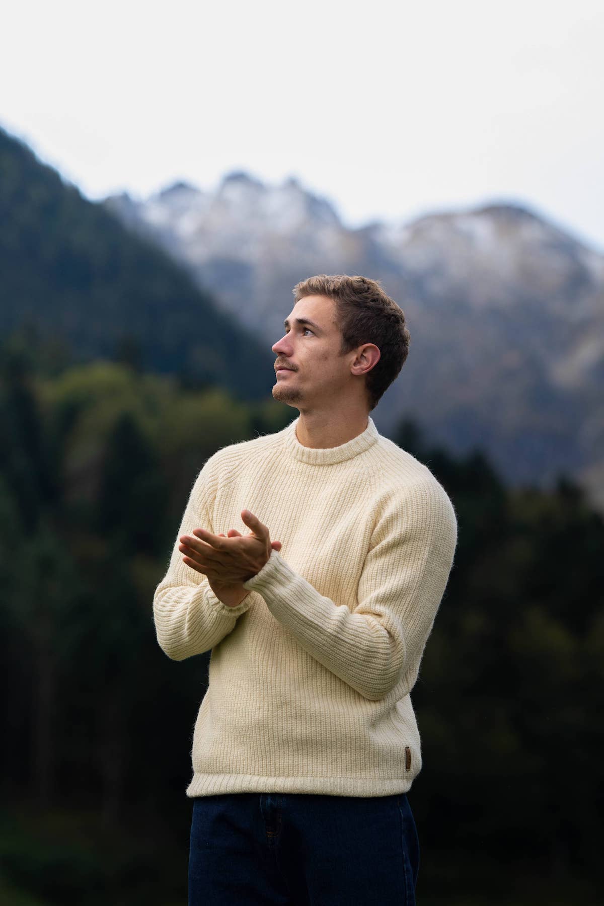 pull homme raglan éthique et responsable, blanc écru, en laine naturelle des Pyrénées françaises et coton recyclé, artisanat made in France, maison izard