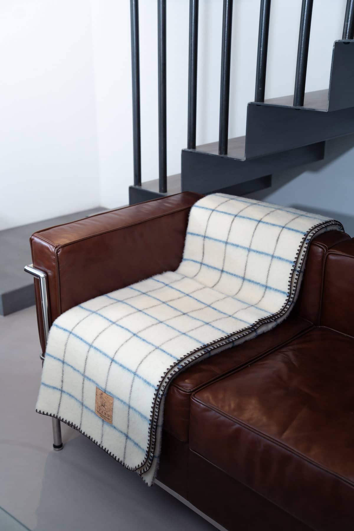 Plaid couverture vintage en 100% laine naturelle des Pyrénées, dimension 130x170, artisanat made in france, blanc écru, à carreaux, avec rayures bleues majorelle et marrons brun.