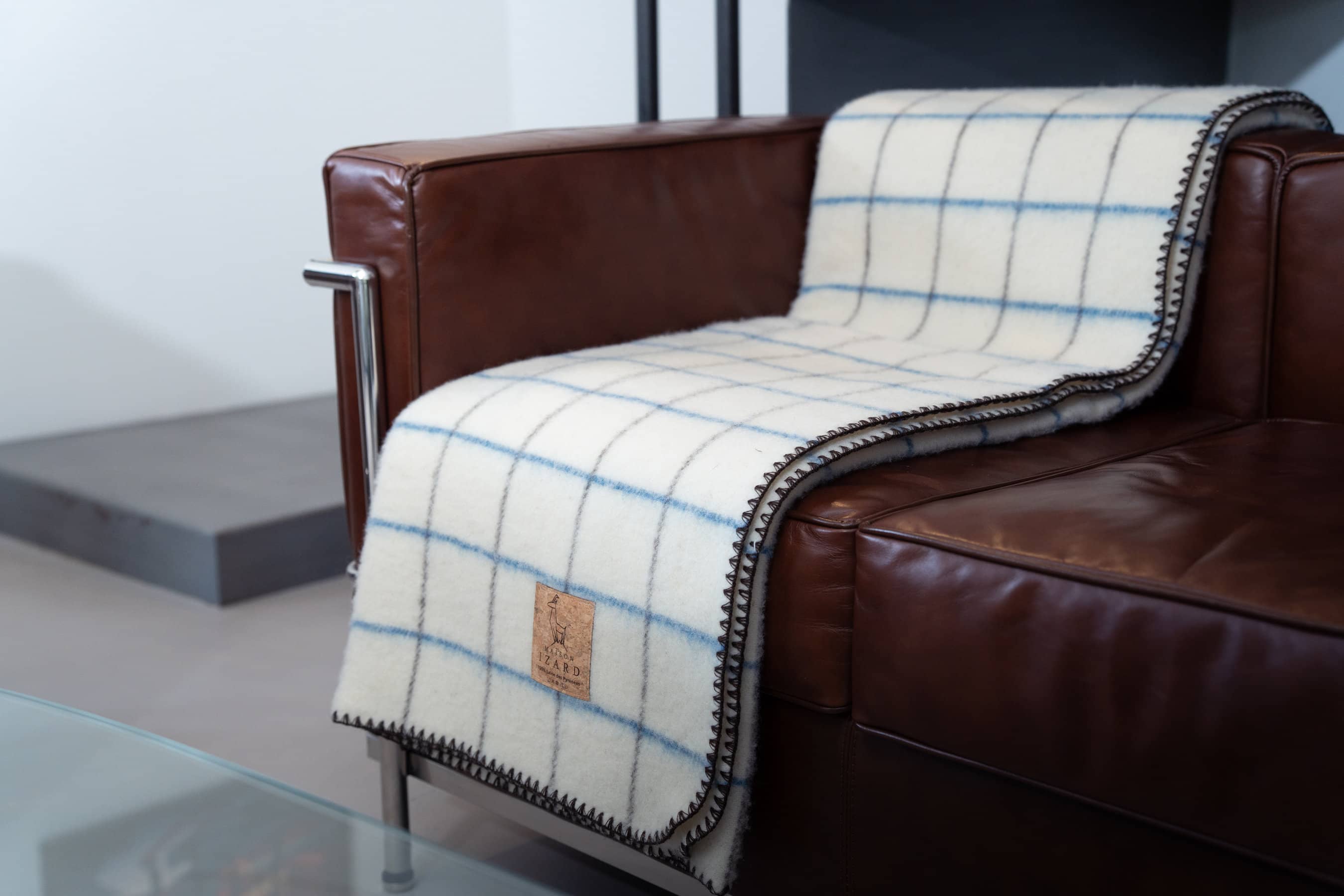 Plaid couverture vintage en 100% laine naturelle des Pyrénées, dimension 130x170, artisanat made in france, blanc écru, à carreaux, avec rayures bleues majorelle et marrons brun.