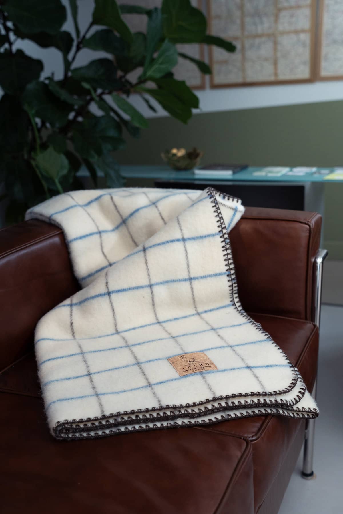 Plaid couverture vintage en 100% laine naturelle des Pyrénées, dimension 130x170, artisanat made in france, blanc écru, à carreaux, avec rayures bleues majorelle et marrons brun.