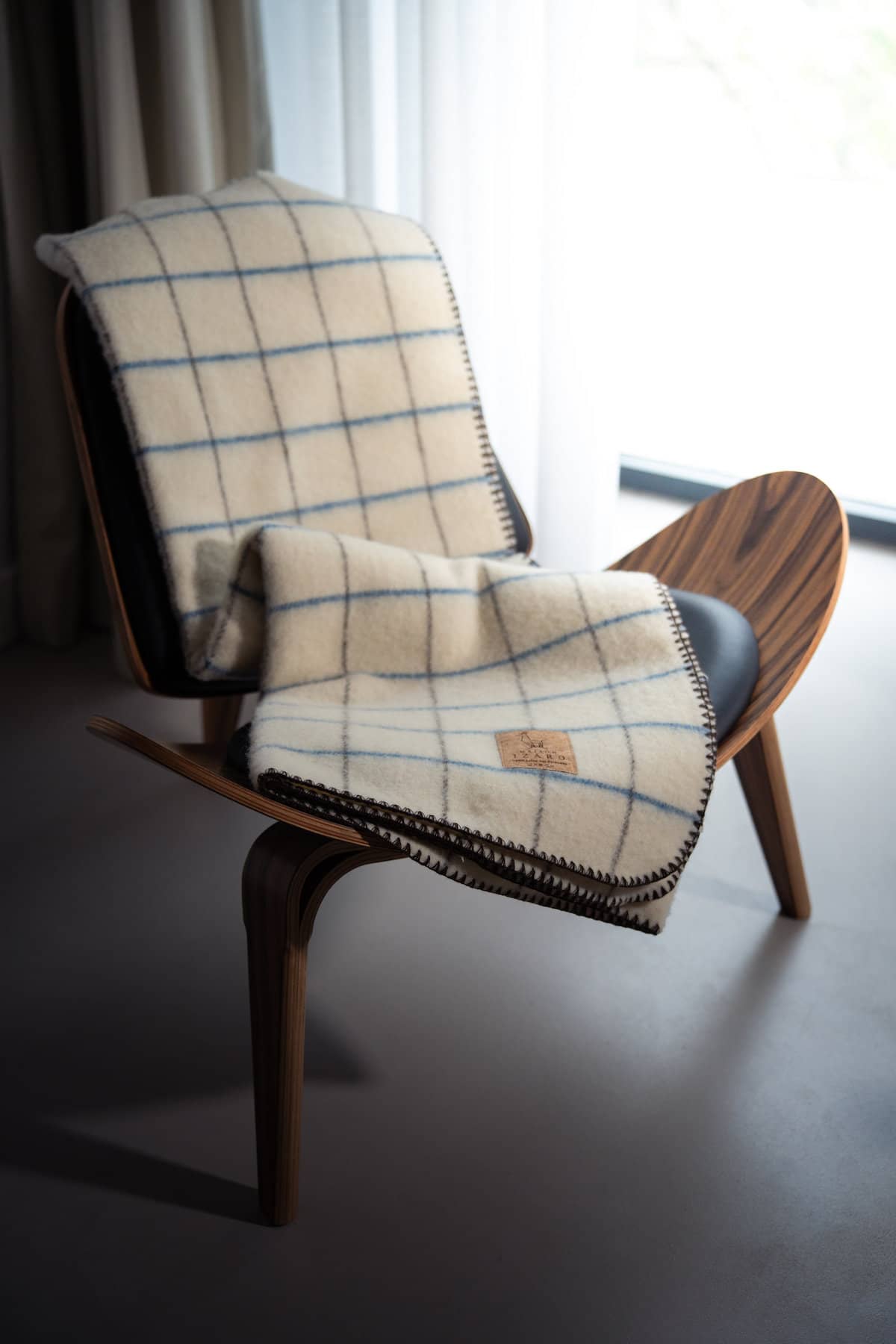 Plaid couverture vintage en 100% laine naturelle des Pyrénées, dimension 130x170, artisanat made in france, blanc écru, à carreaux, avec rayures bleues majorelle et marrons brun.