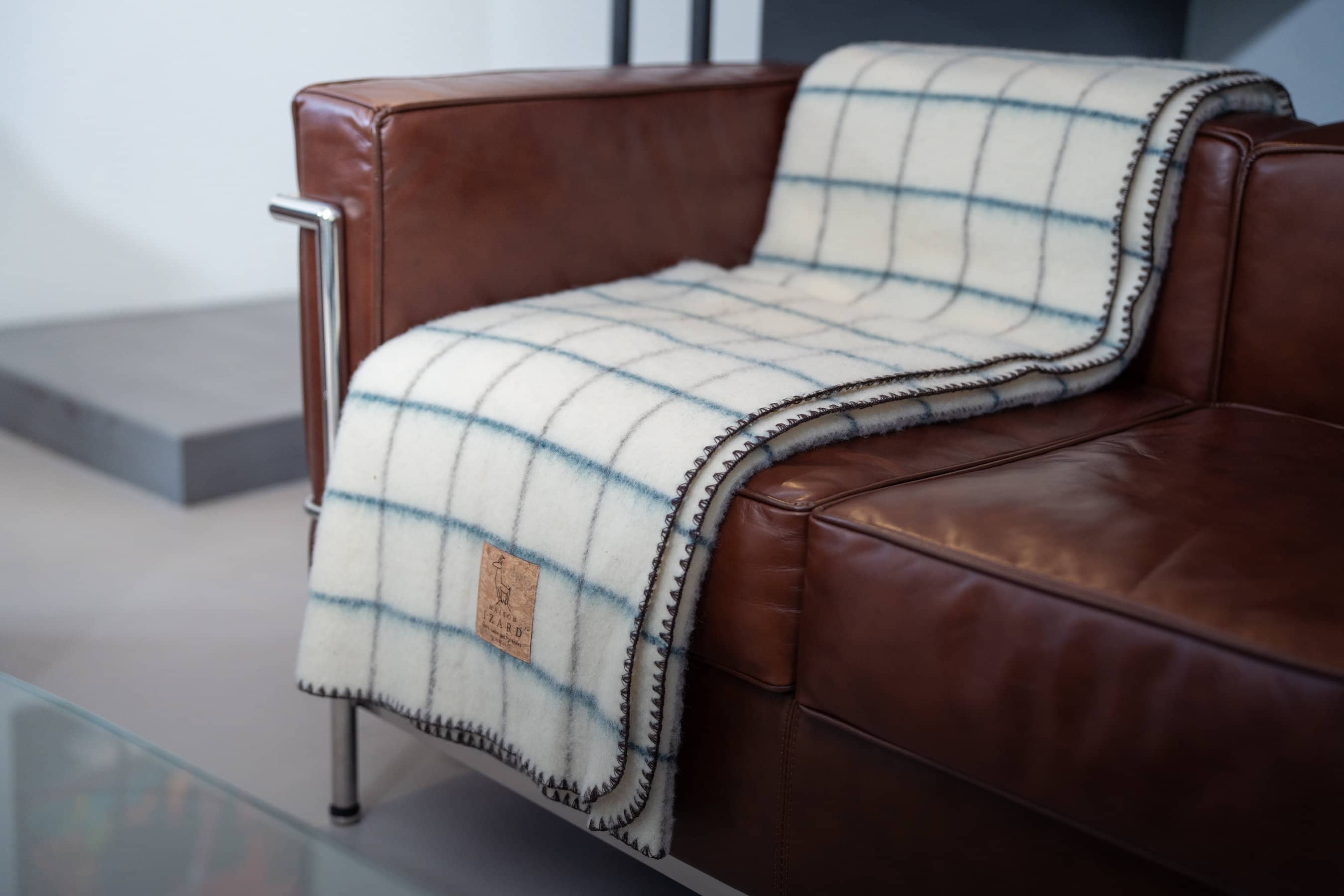 Plaid couverture vintage en 100% laine naturelle des Pyrénées, dimension 130x170, artisanat, made in france, blanc écru, à carreaux, avec rayures bleues paon et marrons brun.