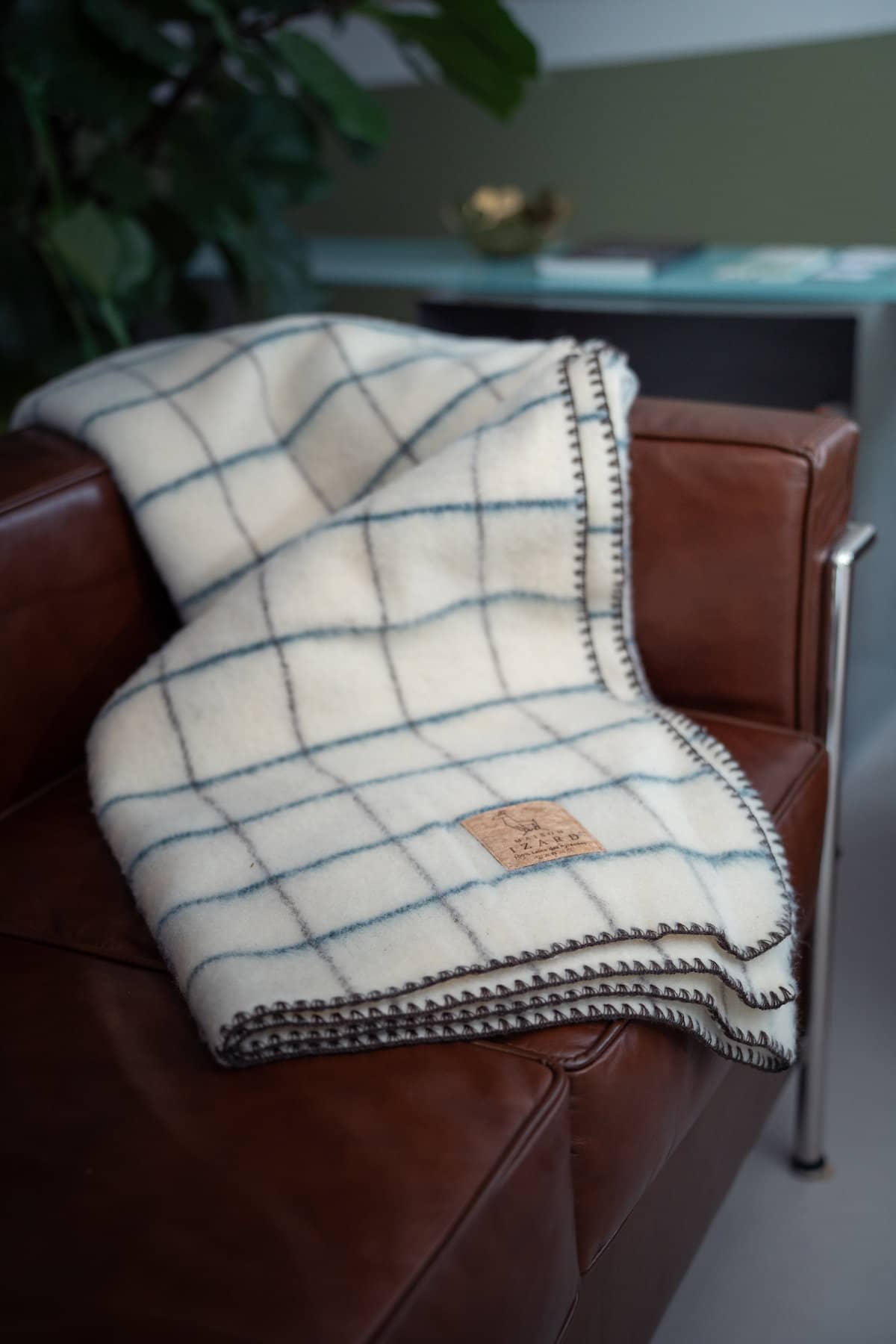 Plaid couverture vintage en 100% laine naturelle des Pyrénées, dimension 130x170, artisanat, made in france, blanc écru, à carreaux, avec rayures bleues paon et marrons brun.