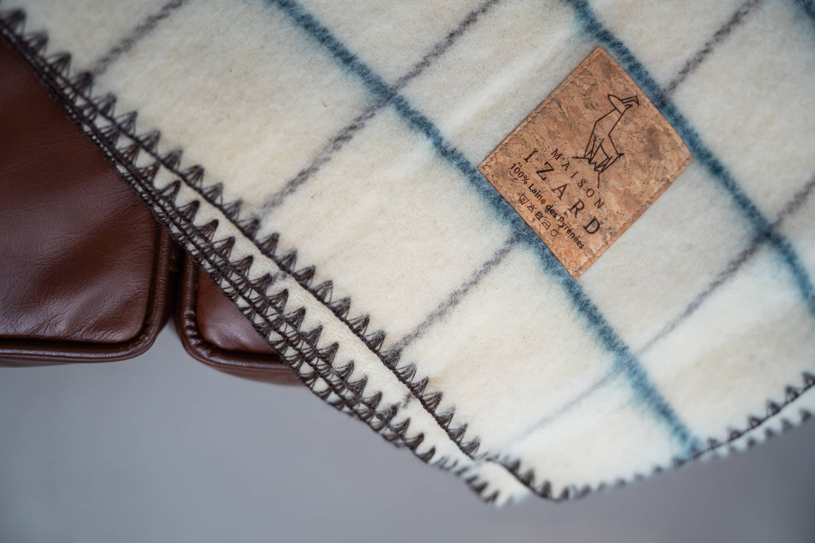 Plaid couverture vintage en 100% laine naturelle des Pyrénées, dimension 130x170, artisanat, made in france, blanc écru, à carreaux, avec rayures bleues paon et marrons brun.