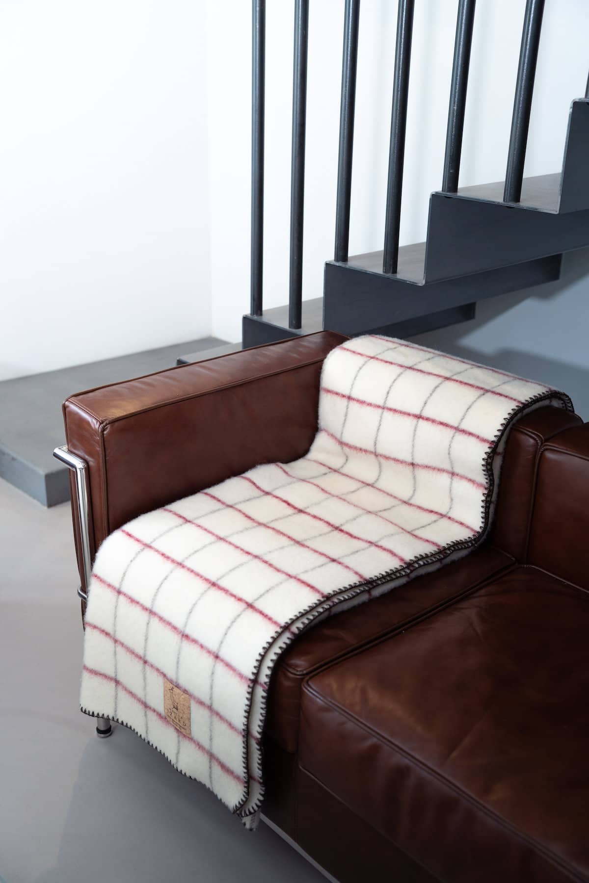 Plaid couverture vintage en 100% laine naturelle des Pyrénées, dimension 130x170, artisanat made in france, blanc écru, à carreaux, avec rayures bordeaux rosées et marrons brun.